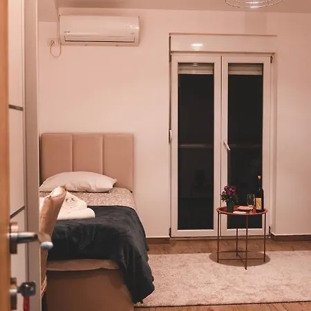 캠프장 Auto Kamp Titograd 3*